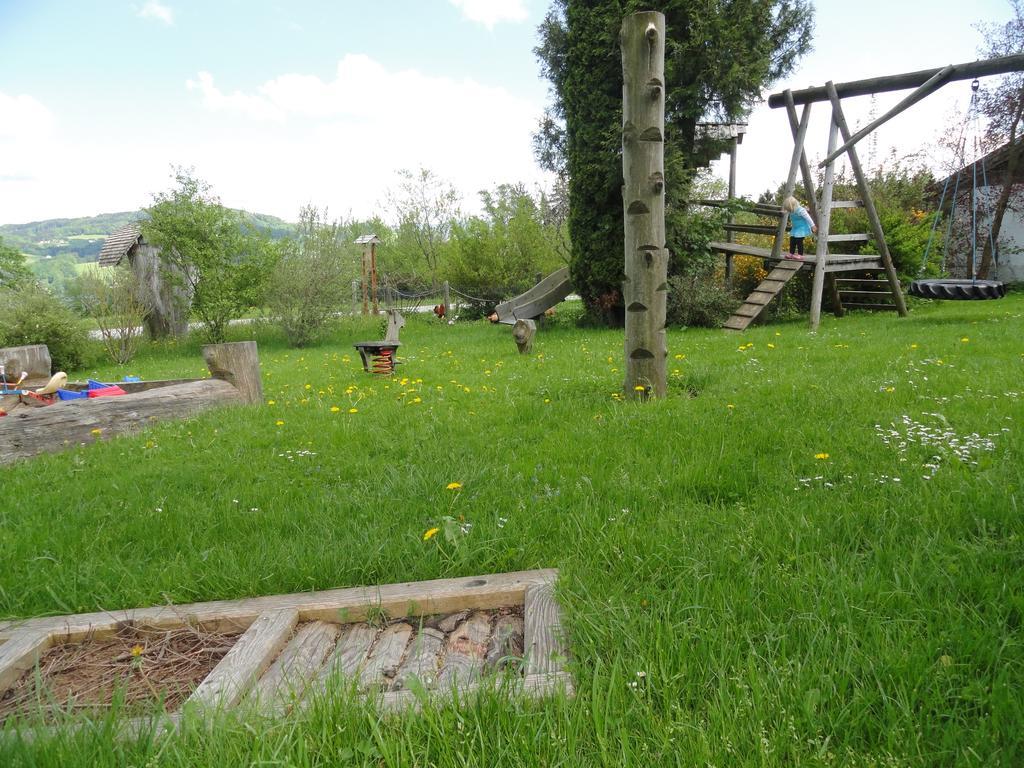 Baby- Und Kinderhof Aicherbauer Seeham Dış mekan fotoğraf