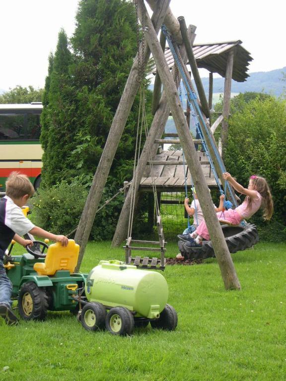 Baby- Und Kinderhof Aicherbauer Seeham Dış mekan fotoğraf